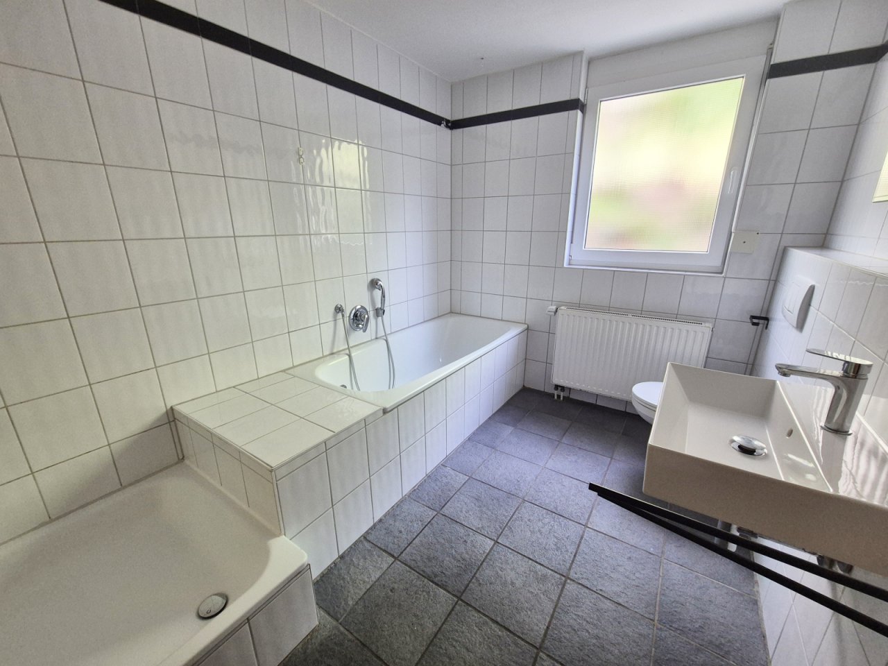 Tageslichtbad mit Wanne und Dusche