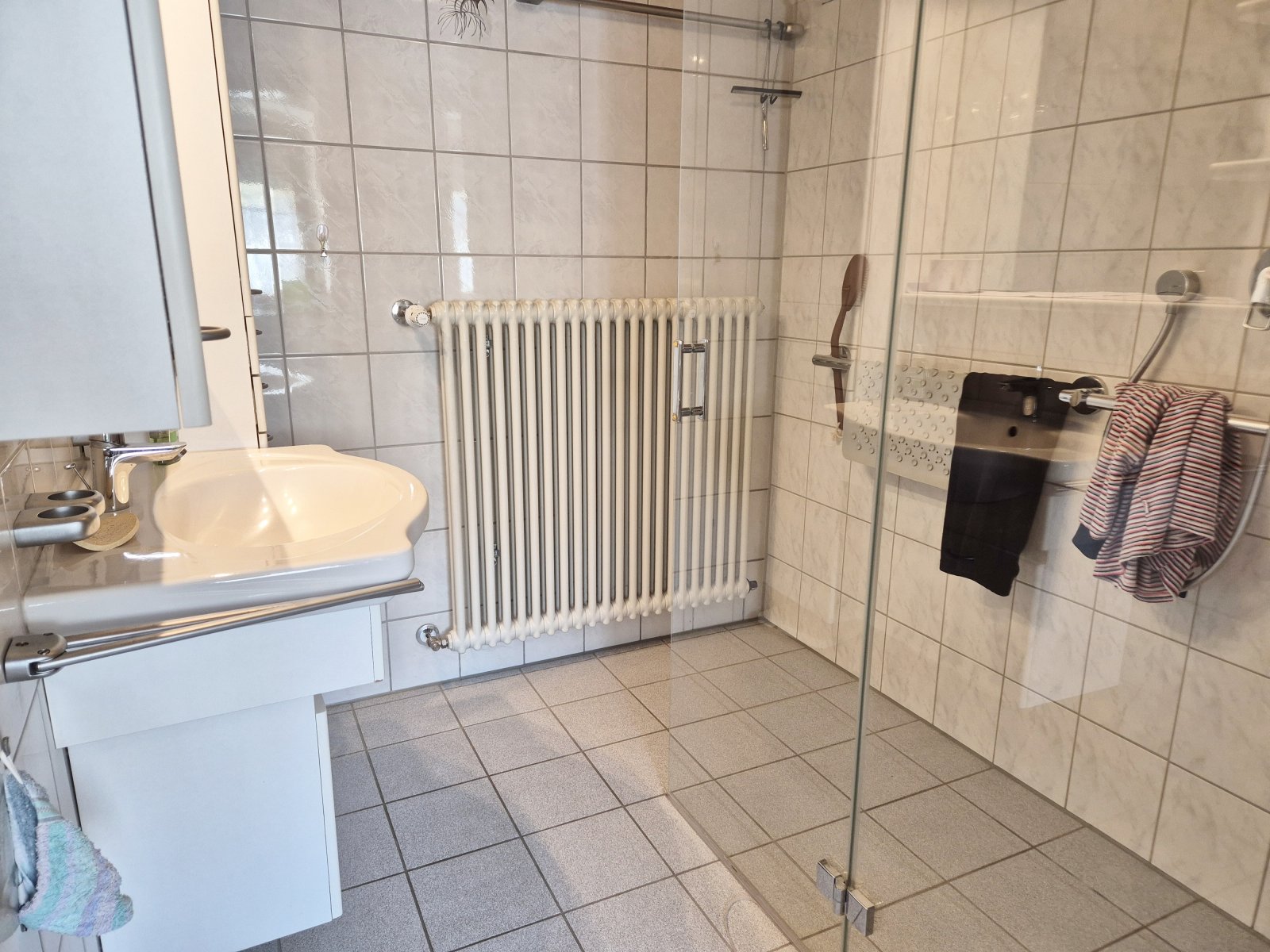 innenliegendes Bad mit Dusche EG