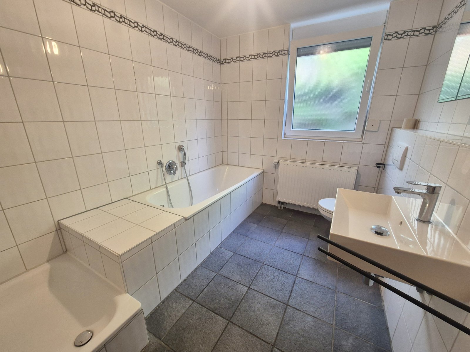 Tageslichtbad mit Wanne und Dusche