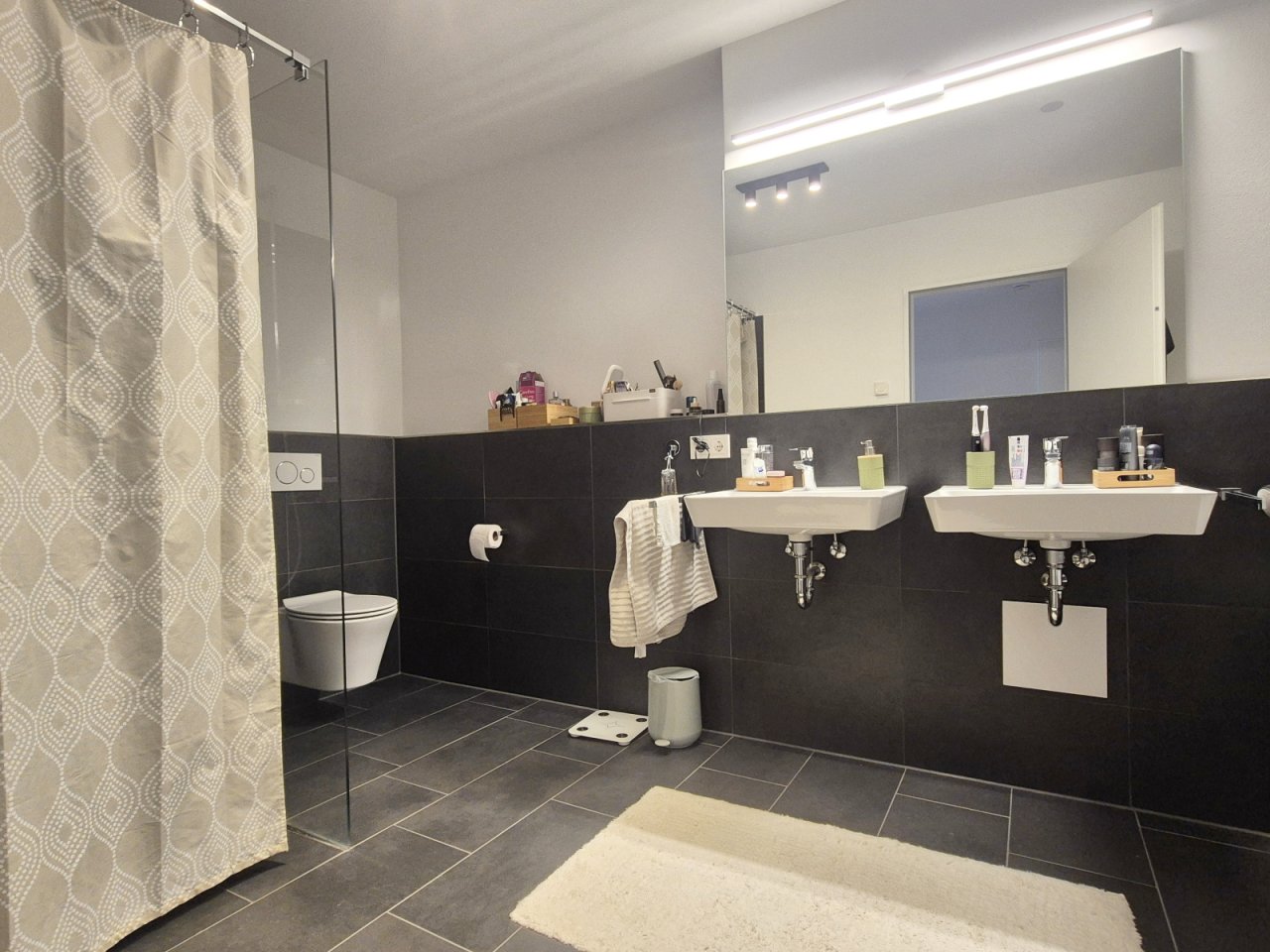 innenliegendes Bad mit Wanne und Dusche OG
